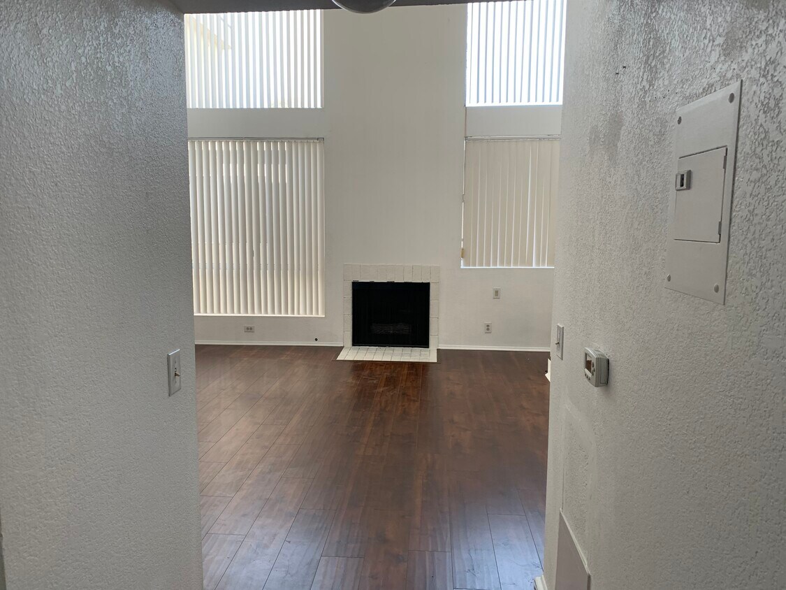Apt. 203 - 1230 N Cherokee Ave