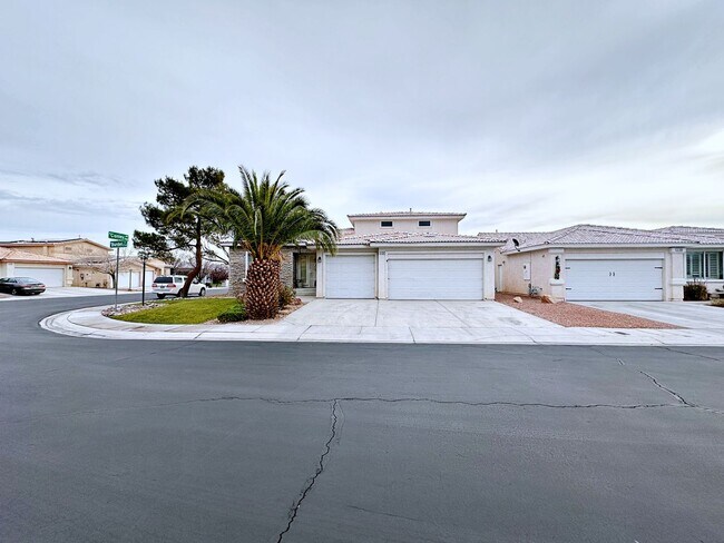 Foto del edificio - 4 BEDROOM 3 BATH HOME GATED COMMUNITY IN C...