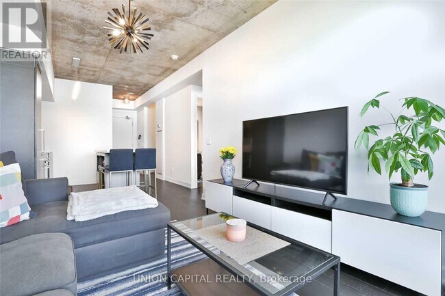 Photo du bâtiment - 1030 King St W