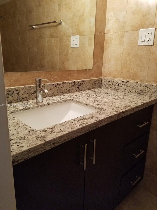 Foto del edificio - 1632 NE 183rd St