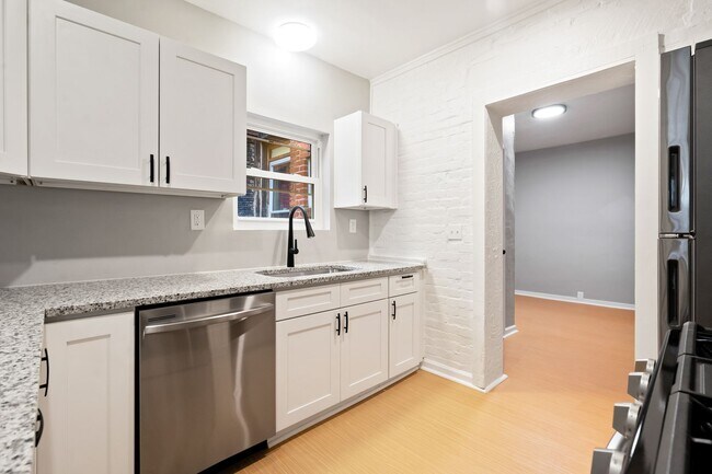 Building Photo - Renovated 2 Bed, 1.5 Bath Rowhome in Hazelwood - Central AC & Heat, Laundry - Available Now!