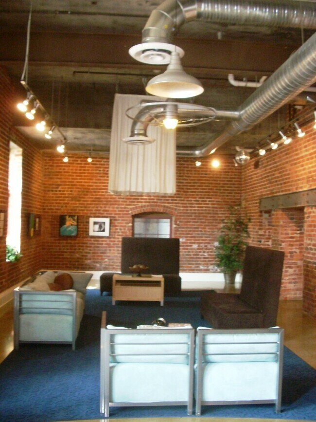 Foto del edificio - -- AVAILABLE AUGUST 8TH -- 2 BR / 2 BA Spe...