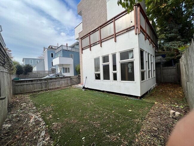 Building Photo - 222 Hurley St