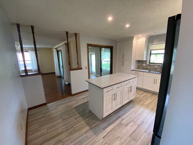 Building Photo - Beautiful 2/2/2 Deltona home