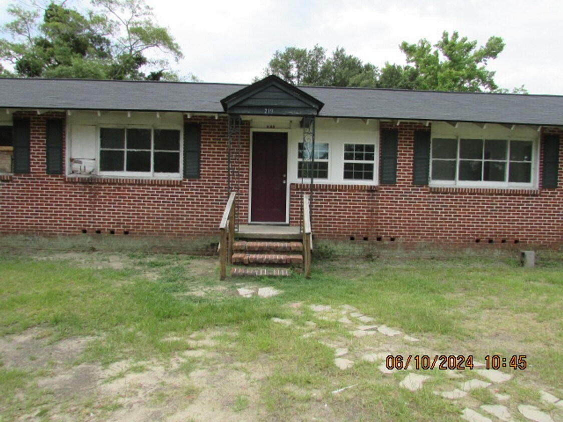 Primary Photo - Close to Downtown Sumter