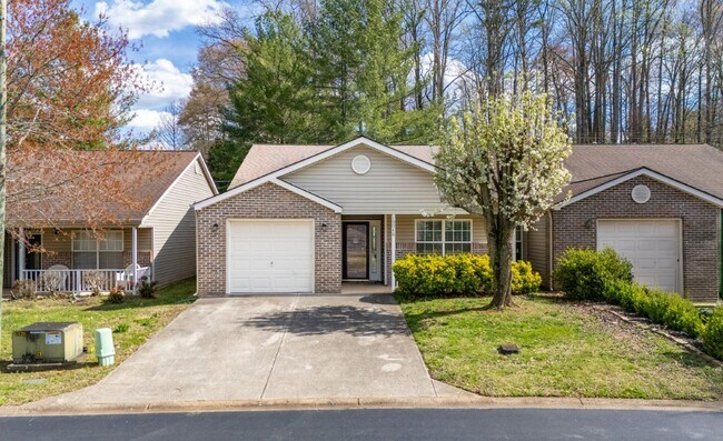 Foto del edificio - Amazing Townhome/Condo in West Knox, completely remodeled 3br/2ba 1560 sqft/ end unit in sought-a...