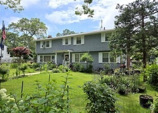 Building Photo - 152 W Yaphank Rd