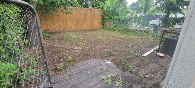 Spacious backyard - 2711 Lenway St
