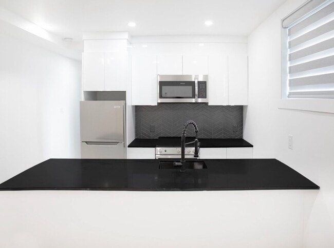 Building Photo - 5695 Rue Saint-Jacques