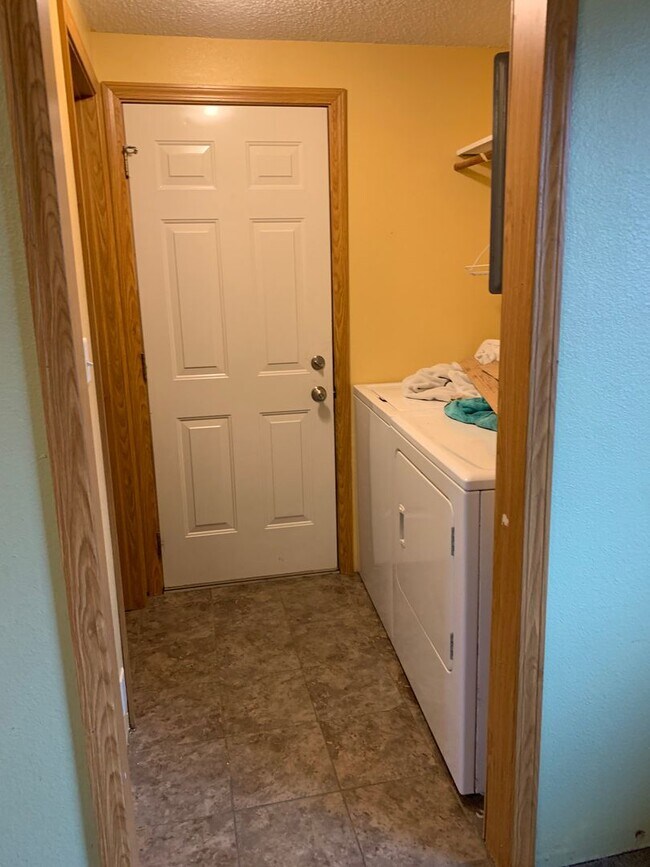 Building Photo - 3 Bedroom 1.5 Bath home updated with Garage!