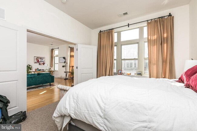 Dormitorio - 1209 N Charles St