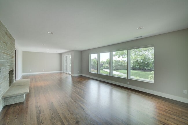 Building Photo - 4Bd/4.5Ba Clyde Hill House