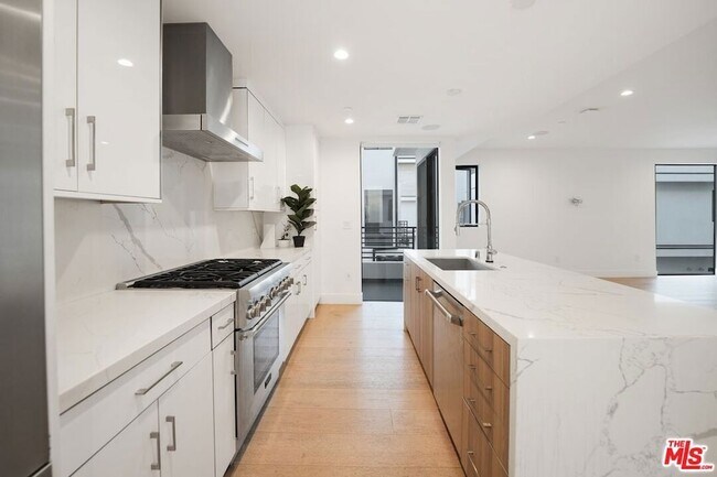 Foto del edificio - 735 N Gramercy Pl
