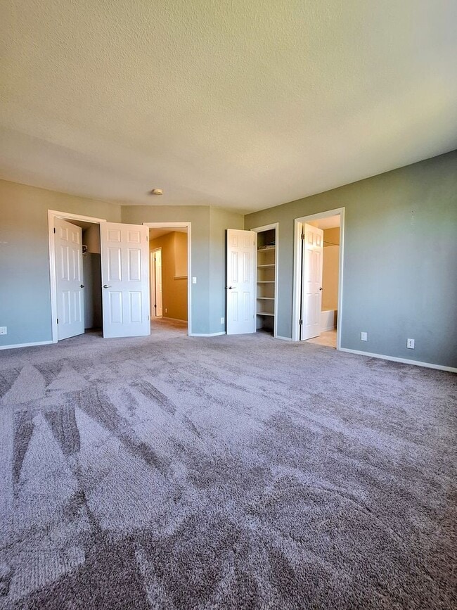 Building Photo - Beautiful 3bd Multi-level Condo With Attac...