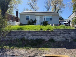 Building Photo - 70 Round Hl Dr