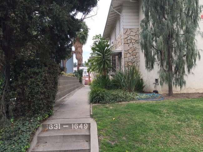 st. south side entry - 1633 Rodney Dr