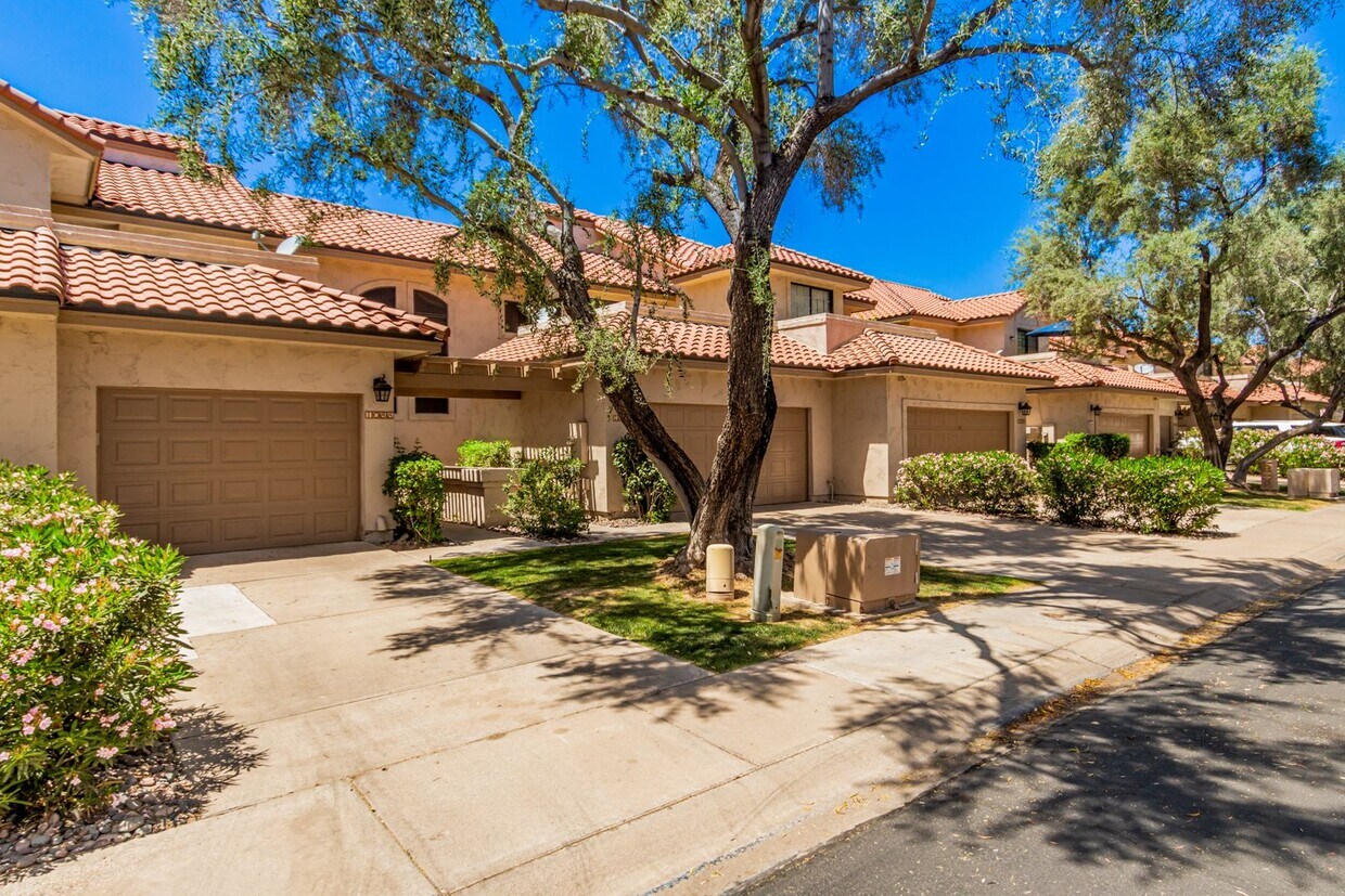 Primary Photo - Charming 2-Bedroom Townhome in Scottsdale ...