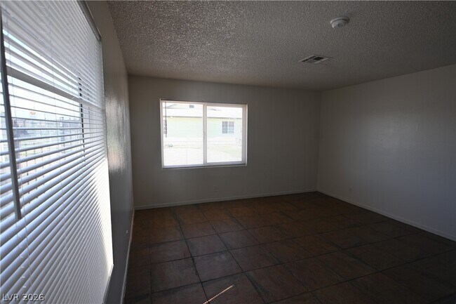 Foto del edificio - 2334 N Lamb Blvd