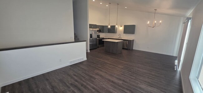 Building Photo - 3 Bed 3 Bath Town Home