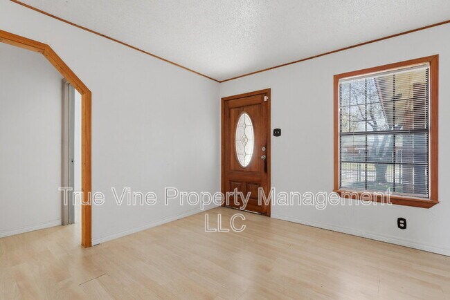 Building Photo - 3827 Devon Ave