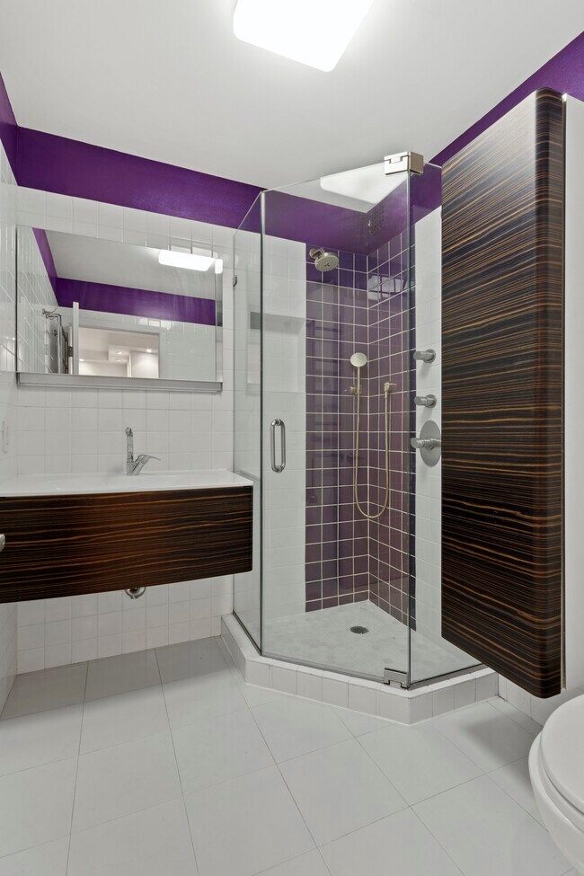 Foto del edificio - Sleek finishes Condominium One Bedroom