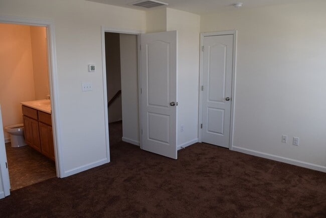 Foto del edificio - Spacious Duplex close to schools and shopping.