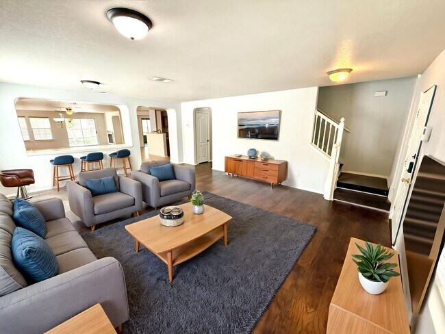 Building Photo - **APPLICATION RECEIVED** Beautiful 5-Bedro...
