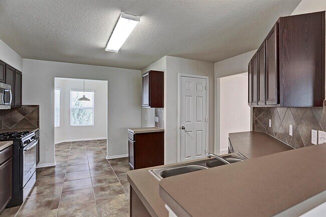 Building Photo - 9960 Hyacinth Way