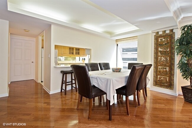 Building Photo - 40 E Delaware Pl