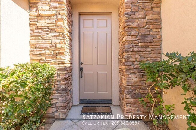 Foto del edificio - Charming 4 Bedroom, 2 Bathroom Single Stor...