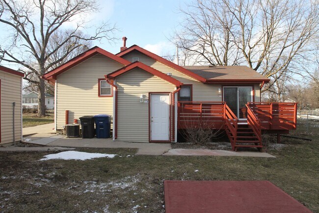 Foto del edificio - 3 Bedroom 1 Bath Home With 2 Car Detached ...