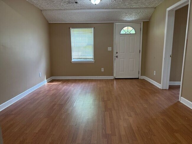 Building Photo - Charming 2 Bedroom House in Woodbine