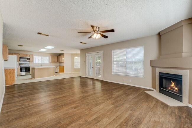 Building Photo - 4 Bedroom 2.5 Bathroom located in Northwes...