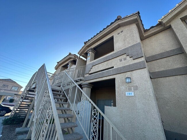 Foto del edificio - Second story 2 bedroom condo