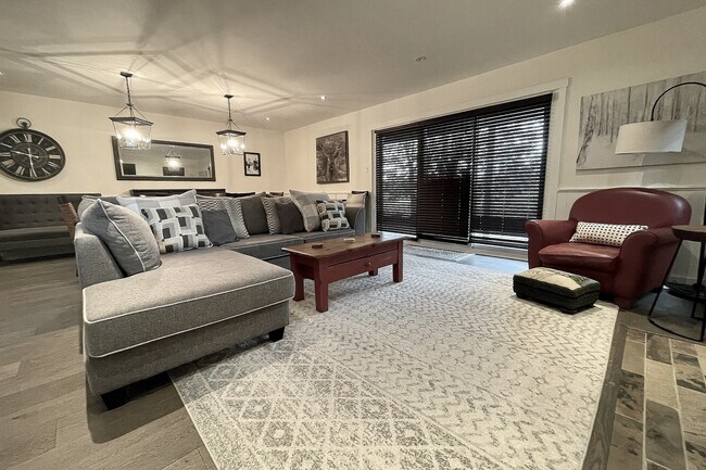 Building Photo - 571 Oxbow Crescent