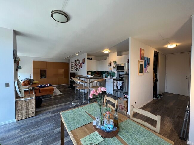 Foto del edificio - 2400 N Lakeview Ave