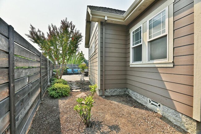 Building Photo - 1145 Ashford Way