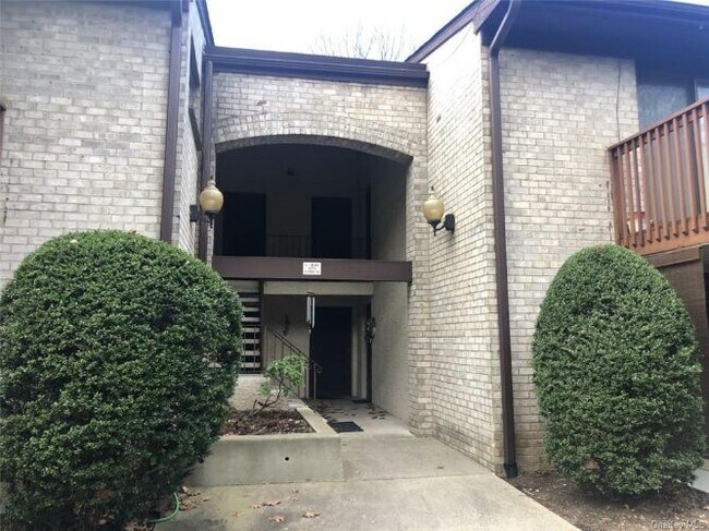 Building Photo - 10 Secora Rd