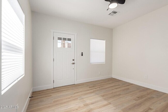 Building Photo - Unfurnished...Stylish 1 bed 1 bath!