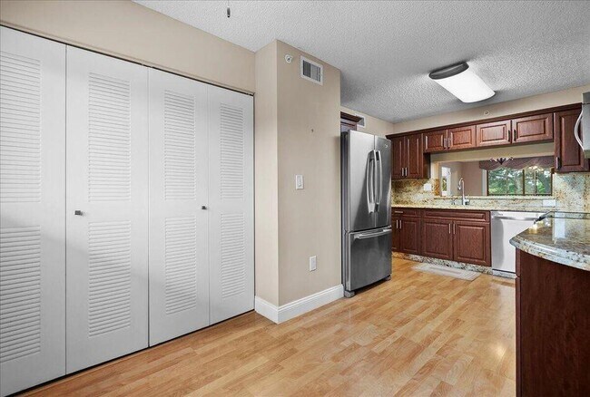 Foto del edificio - 4734 Lucerne Lakes Blvd E