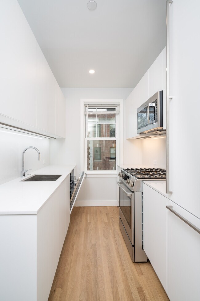 Building Photo - 27 Forest St