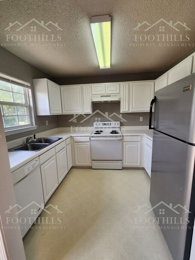 Foto del edificio - Refreshed & Ready! 3BR Home with Deck and ...