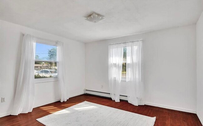 Foto del edificio - 63 1/2 Vandenburgh Ave