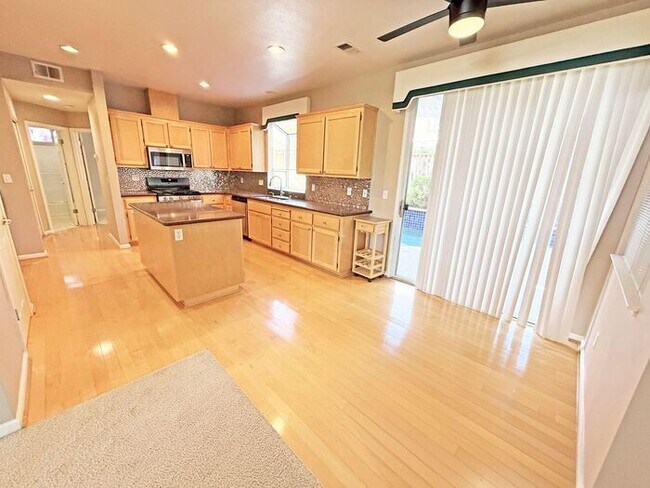 Foto del edificio - Beautiful Evergreen Home with Pool on Corner Lot -- Walk to Park and Chaboya Middle!