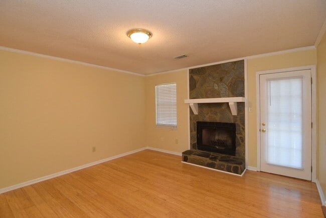 Building Photo - 515 Ridgewood Dr