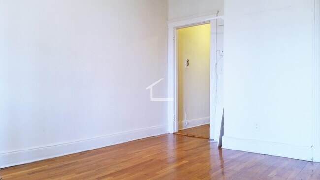 Building Photo - 1 bed 1 bath on Comm Ave in Brighton available 11/1
