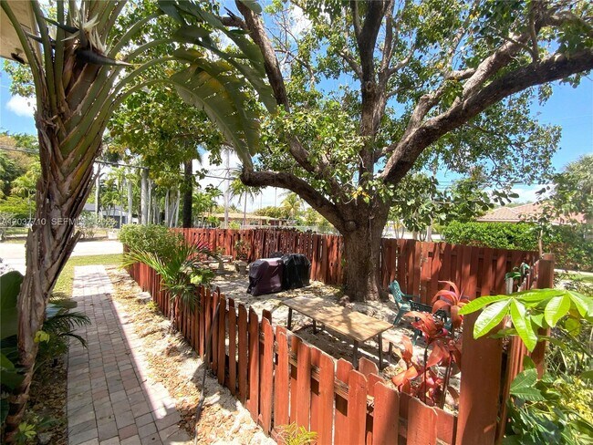 Foto del edificio - 530 NE 15th Ct