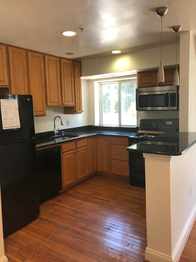 Kitchen - 2201 Hunter Plz SE