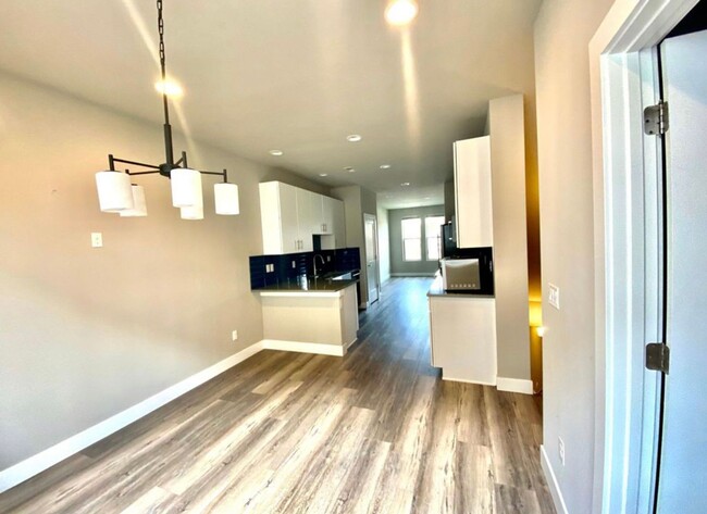 Foto del edificio - Sleek 3 Bedroom Townhome - Lincoln Park