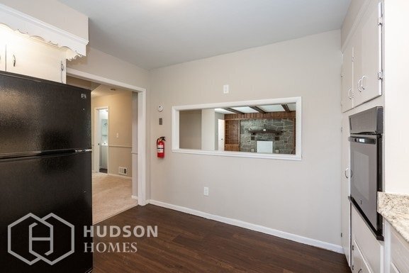 Foto del edificio - NOW AVAILABLE!  - 211 Thompson Ave, Bound ...
